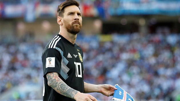 Kapitn Argentiny Lionel Messi ped zpasem s Islandem.