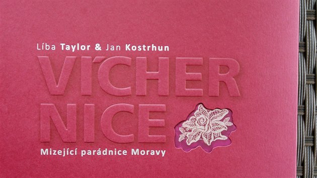 Obal knihy Vchernice  mizejc pardnice Moravy. Nzev knihy Vchernice je odvozen od slova vchera, co znamen selsk pcha. Krojovan babiky, kter byly modelkami svtov uznvan fotografky Lby Taylor, maj podle n na takovou pchu nejvt nrok.