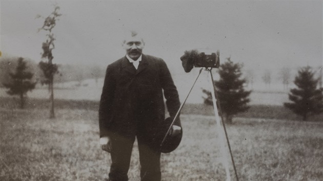 ofie Chotkov: Fotograf Rudolf Bruner-Dvok u stativu s fotopstrojem, kolem 1895, SZ Konopit