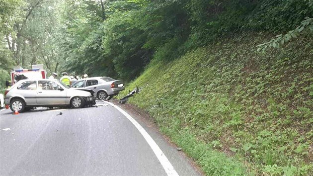 Na silnici mezi ernou Horou a ernovnkem na Blanensku se v sobotu ped polednem srazila dv osobn auta. Celkem se zranili ti lid (16. ervna 2018).