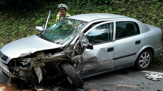 Na silnici mezi ernou Horou a ernovnkem na Blanensku se v sobotu ped polednem srazila dv osobn auta. Celkem se zranili ti lid (16. ervna 2018).
