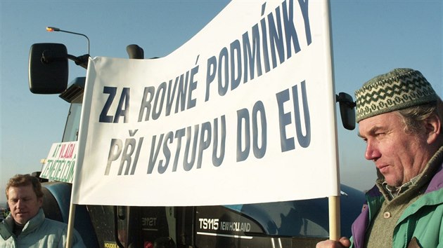 Asi 50 severočeských zemědělců s technikou blokovalo 12. prosince necelé dvě hodiny česko-německý hraniční přechod Rumburk-Neugersdorf na Děčínsku na protest proti podmínkám vstupu ČR do Evropské unie.