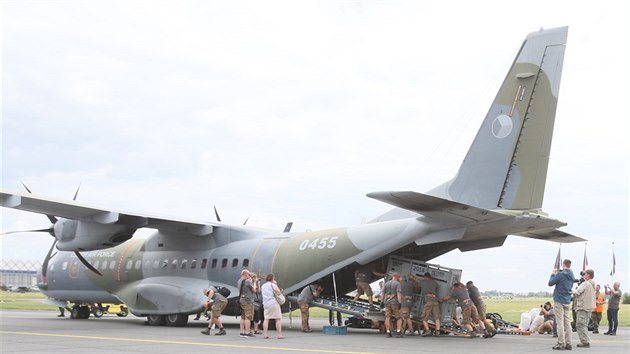 Vojensk letoun CASA se tymi klisnami kon Pevalskho na palub odstartoval z kbelskho letit ve 13 hodin a 45 minut. (Praha, 19.6.2018)