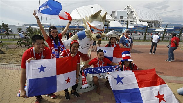 Fanynky a fanouci fotbalist Panamy se v Soi chystaj  utkn proti Belgii.