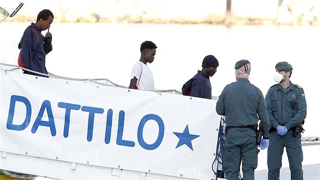 Migranti ve Valencii vystupuj z lod Dattilo. (17. ervna 2018)