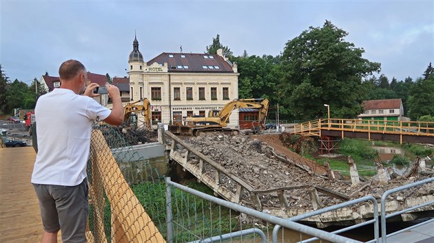 Pi demolici se star velkomezisk most most z roku 1924 neekan sesunul do ky Balinky. (12. ervna 2018)