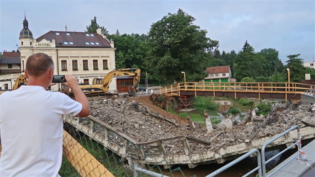 Pi demolici se star velkomezisk most most z roku 1924 neekan sesunul do ky Balinky. (12. ervna 2018)