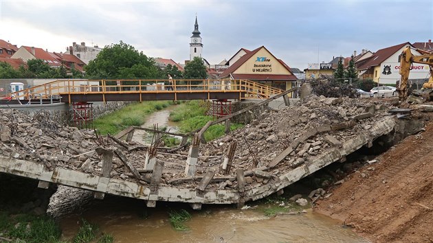 Pi demolici se star velkomezisk most most z roku 1924 neekan sesunul do ky Balinky. (12. ervna 2018)