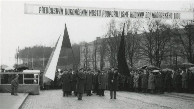 Brnnsk most byl dokonen 54 dn ped termnem. Otevral se 7. listopadu 1956 - v dob, kdy se Maai snaili o pevrat. Povstali proti stalinistick diktatue a sovtsk okupaci, ale neuspli.