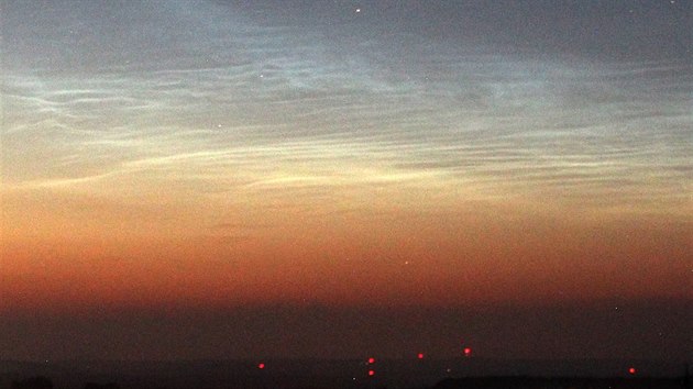 Non svtc oblaky, jak je zachytil fotograf v pondl kolem 23. hodiny severnm a severozpadnm smrem od Jihlavy.