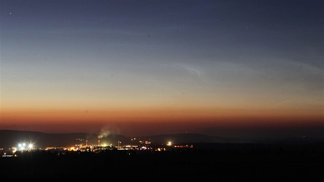 Non svtc oblaky, jak je zachytil fotograf v pondl kolem 23. hodiny severnm a severozpadnm smrem od Jihlavy.