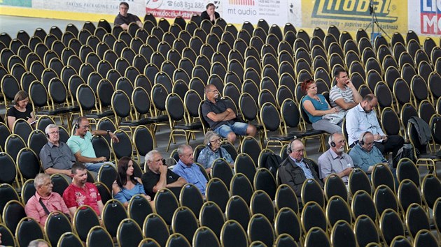 Dostavba elektrrny Dukovany se projednvala na zimnm stadionu v Tebi. Poadatel oekvali velk zjem diskutujcch. Jene ve velk hale bylo nakonec obsazench jen pr idl.