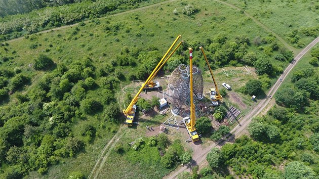 Rozhledna Doubravka v lesoparku ihadla je vysok 23,5 metru a nvtvnkm bude otevena celoron. Fotografie zachycuje stavbu rozhledny.