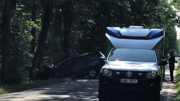 idi u obce Dvorce na Nymbursku narazil do stromu. Nehodu nepeil, spolujezdkyni odvezli zchrani vrtulnkem do nemocnice (15.6.2018)