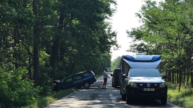 idi u obce Dvorce na Nymbursku narazil do stromu. Nehodu nepeil, spolujezdkyni odvezli zchrani vrtulnkem do nemocnice (15.6.2018)