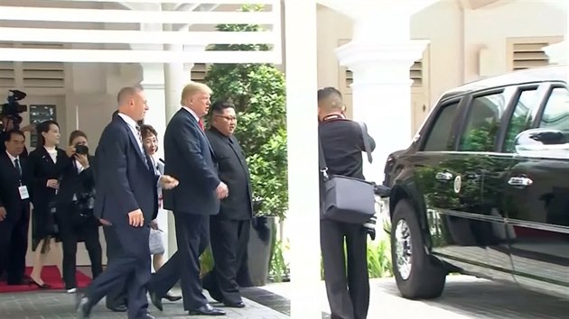 Trump nechal Kima nahldnout do interiru sv limuzny