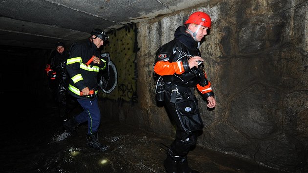 Potpi praskch hasi prohledvali podzemn stoku Motolskho potoka pi ptrn po ztracenm hledai keek. (10. ervna 2018)