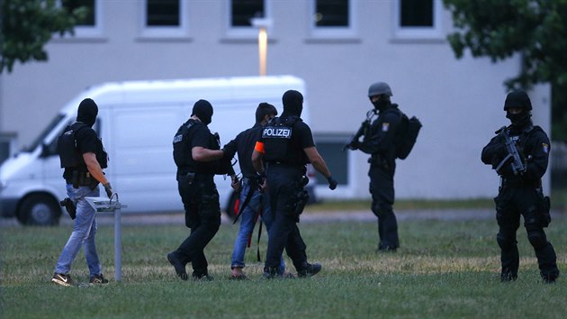 Nmet policist eskortuj podezelho Aliho Bara po jeho pletu do Wiesbadenu. (9. ervna 2018)
