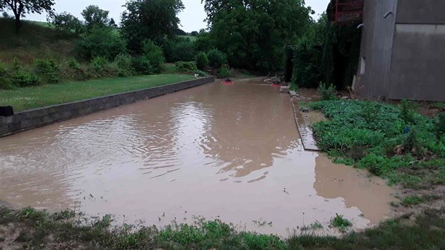 Hasii v Olomouckm kraji eili po nonch boukch hlavn popadan stromy a oderpvn vody z objekt. (12. ervna 2018)