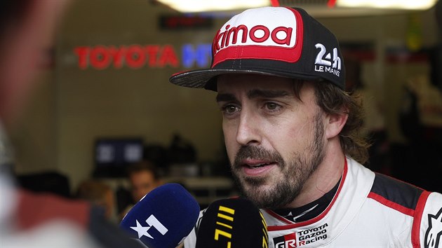 Fernando Alonso v prbhu zvodu 24 hodin Le Mans.