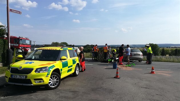 Motorkář střet s fabií v křižovatce nepřežil.