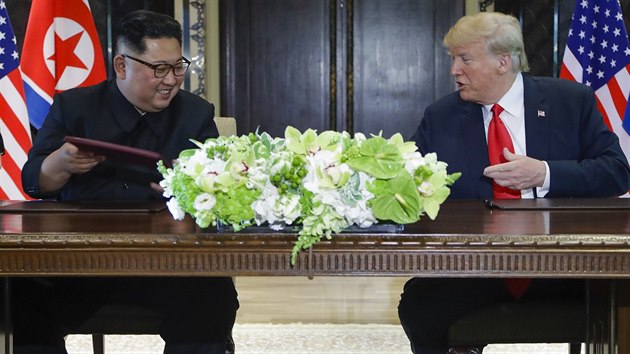 Na zvr setkn Donald Trump a Kim ong-un podepsali spolen prohlen o tom, e spoluprce neustane. (12.6.2018)