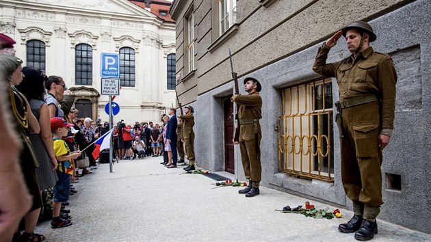 Pietní vzpomínka při příležitosti 76. výročí boje a úmrtí československých parašutistů u kostela sv. Cyrila a Metoděje, odhalení pamětních destiček zabitých výsadkářů (18. 6. 2018)