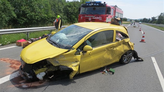 Mlad idika na dlnici D35 nabourala do svodidel, zniila auto a zranila sebe i spolujezdkyni. Dvodem byla podle n housenka, kter po n lezla a vylekala ji.