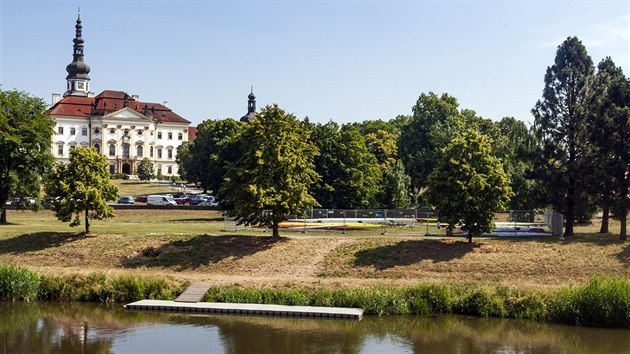 Olomouck veslask klub, kter m tm osmdestiletou tradici a je nejspnj na Morav, m nyn kvli zachovn trnink po zahjen stavby protipovodovch opaten lod provizorn uloen na louce u eky.