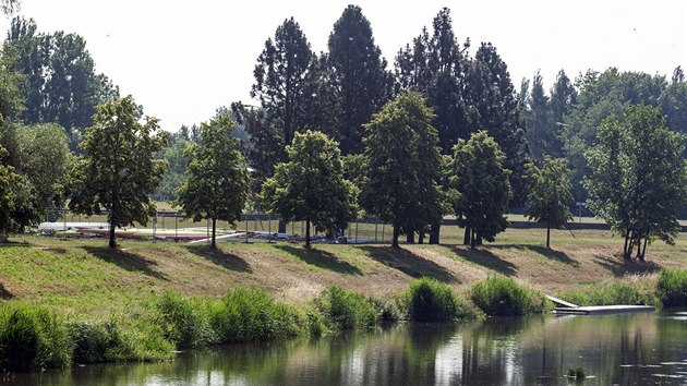 Olomouck veslask klub, kter m tm osmdestiletou tradici a je nejspnj na Morav, m nyn kvli zachovn trnink po zahjen stavby protipovodovch opaten lod provizorn uloen na louce u eky.