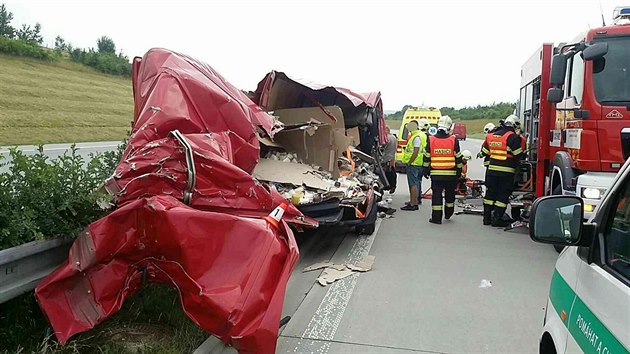 idi dodvky na dlnici D1 u Hranic usnul za volantem a narazil do nkladnho vozu s ploinou, kter sk dodvky doslova rozprala. (13. ervna 2018)