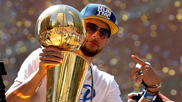 Stephen Curry z Golden State Warriors bhem oslav titulu
