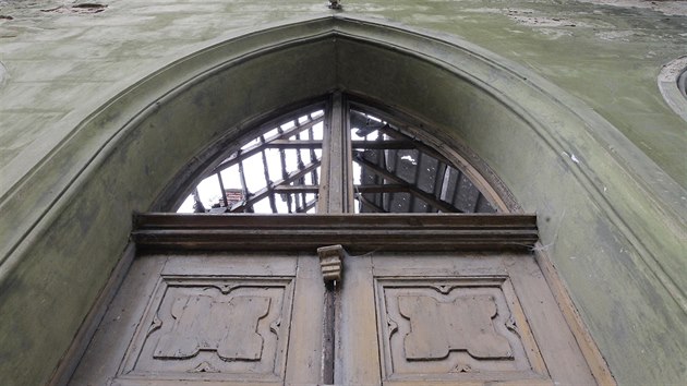 Vrata zchtral kaple na hbitov v Krsnm Bezn.