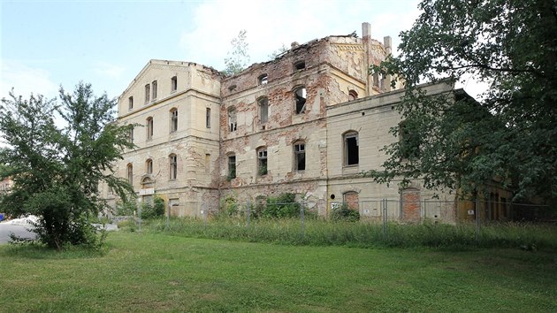 Zdevastovan budova starho vlakovho ndra v Duchcov.