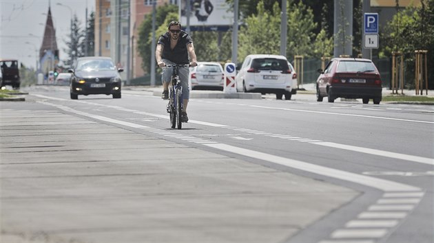 V plzesk Dlouh ulici vznikl vbec prvn cyklopruh ve mst, kter vede po silnici. (7. 6. 2018)