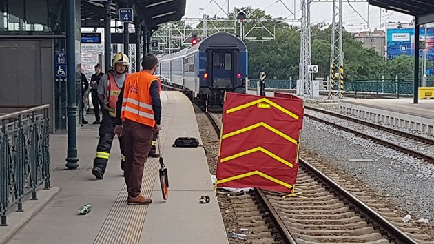 Na hlavnm vlakovm ndra v Plzni zemel dnes rno mu. Okolnosti a pina nehody je v eten. (14. 6. 2018)