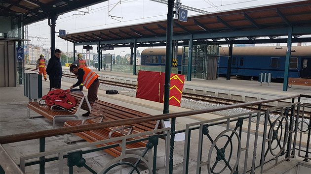 Na hlavnm vlakovm ndra v Plzni zemel dnes rno mu. Okolnosti a pina nehody je v eten. (14. 6. 2018)