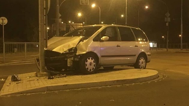 Mlad idika zpsobila v Plzni dv dopravn nehody a od obou ujela. Nadchala pes 0,6 promile alkoholu. Nejdve nedala pednost Fordu Galaxy (na snmku).