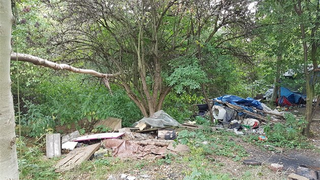 Dva bezdomovci spolu ili v zahrdksk kolonii v plzesk tvrti Roudn. V srpnu loskho roku se spolu dostali v opilosti do hdky a jeden z nich zasadil druhmu nkolik ran maetou. (22. 8. 2017)