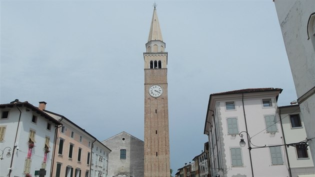 Zvonice a na prvn pohled nenpadn kostel v San Vito al Tagliamento