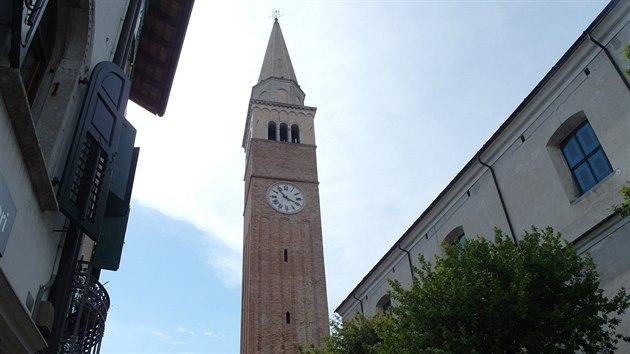 V zvonice m 76 metr a pedstavuje nepehldnutelnou dominantu msteka San Vito al Tagliamento