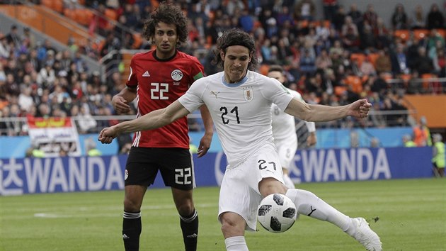 Uruguaysk snajpr Edinson Cavani pl z voleje bhem utkn s Egyptem, pihl zlonk Amr Vard.