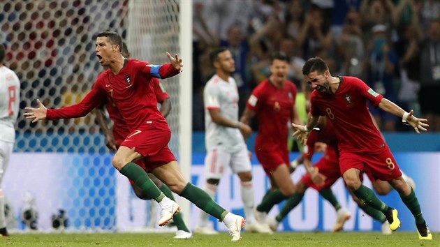 PORTUGALSK HRDINA. Cristiano Ronaldo poslal balon pes ze do st a gl na 3:3 v zpase proti panlsku takhle oslavil.