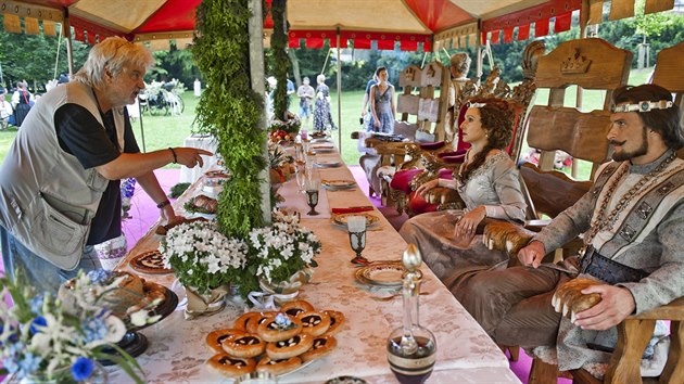 Spoluautorem knihy, scénáře a režisérem filmu je Dušan Rapoš (vlevo), který sám ví, jaké to je žít v česko-slovenském manželství. Jeho manželkou je česká herečka Eva Vejmělková.