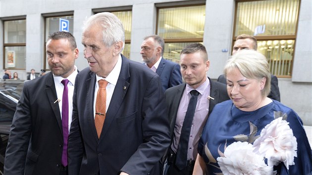 Prezident Milo Zeman v doprovodu ochranky a manelky Ivany pijel do prask Lucerny na koncert Daniela Hlky (13. ervna 2018).