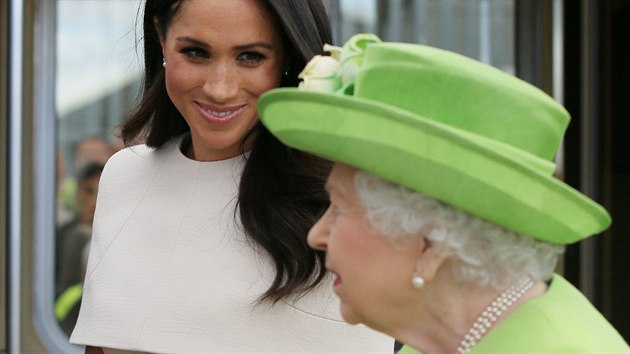 Britsk krlovna Albta II. a vvodkyn ze Sussexu Meghan (Runcorn, 14. ervna 2018)