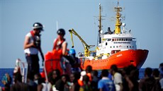 Plavidlo Aquarius spravují organizace Lékai bez hranic a SOS Mediterranée (14....