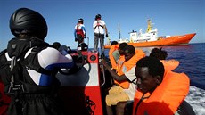 Plavidlo Aquarius spravují organizace Lékaři bez hranic a SOS Mediterranée (14.... Plavidlo Aquarius spravují organizace Lékaři bez hranic a SOS Mediterranée (14....