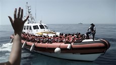 Lo Aquarius míí s migranty do panlské Valencie. Na cest jí asistují lod...