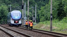 Osobní vlak narazil na Sokolovsku do spadlých větví. Osobní vlak narazil na Sokolovsku do spadlých větví.